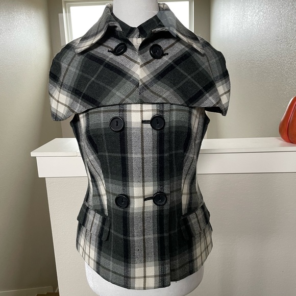 The limited vest with removable cape size small - Picture 2 of 7